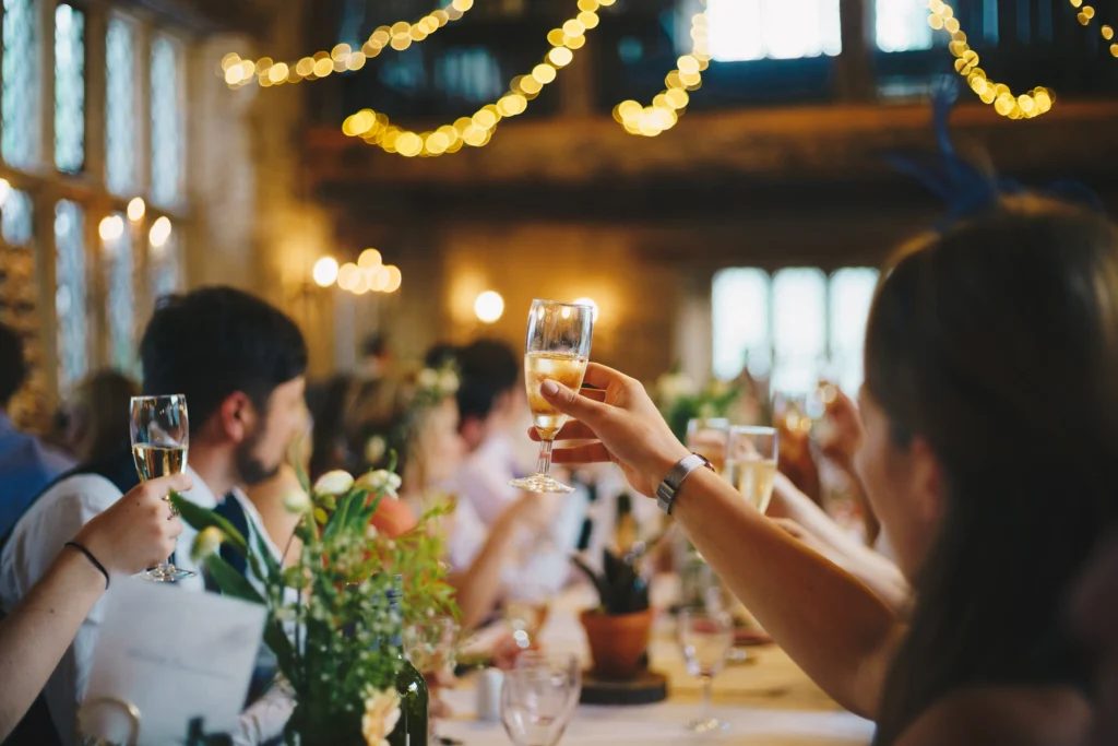 Photographe mariage Nathalie Mota – toast des mariés lors d’une réception en 2019, photo argentique