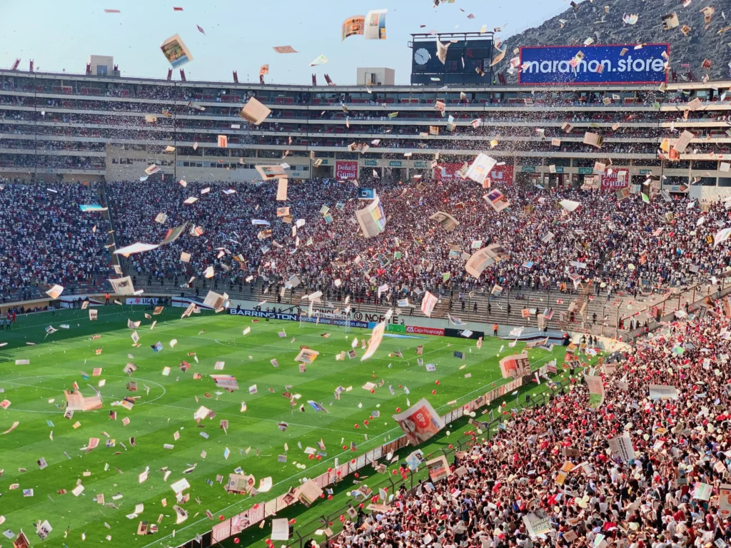 Photo de paysage numérique prise par Nathalie Mota montrant l'ambiance un jour de match devant la télévision en 2022.