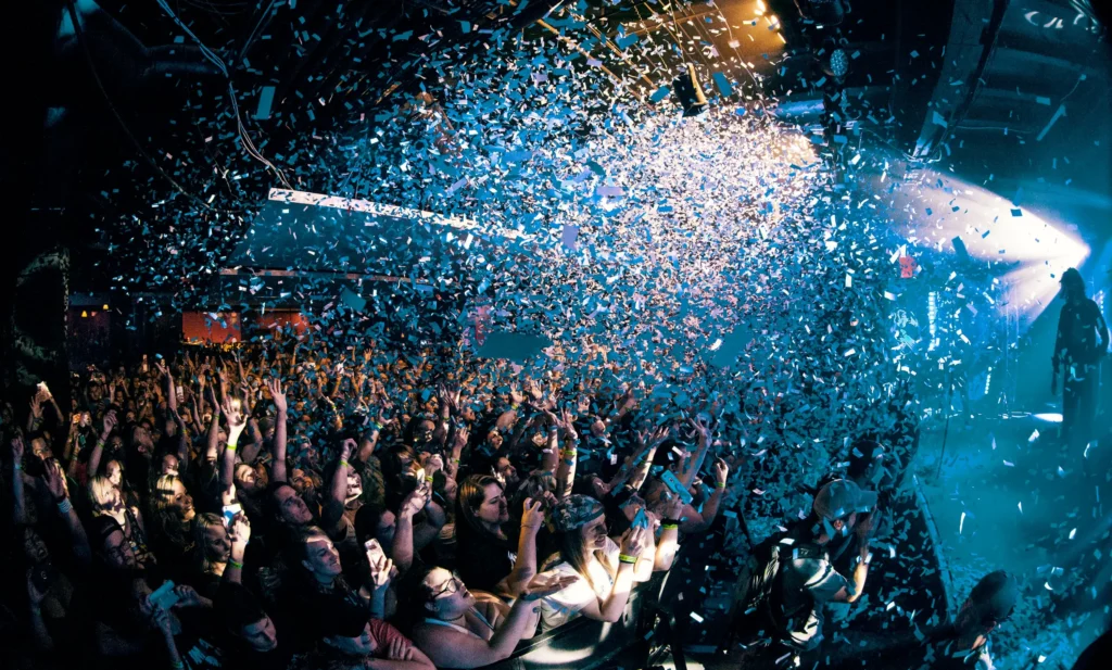 Photo de paysage Numérique de concert 2021, intitulée "Let's party!" par la photographe Nathalie Mota.