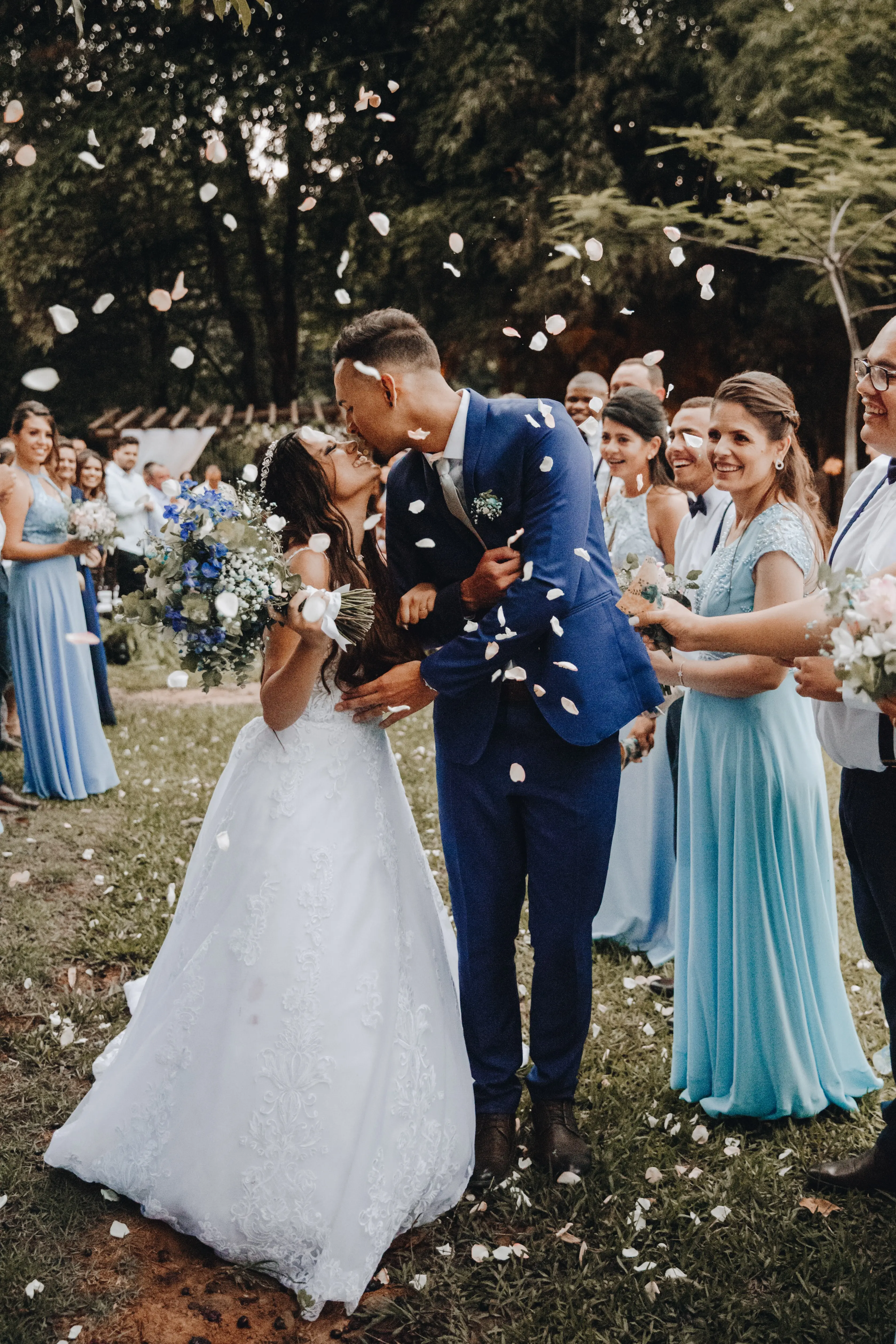 Portrait numérique de mariage : le moment "Embrassez la mariée" capturé par Nathalie Mota en 2021.