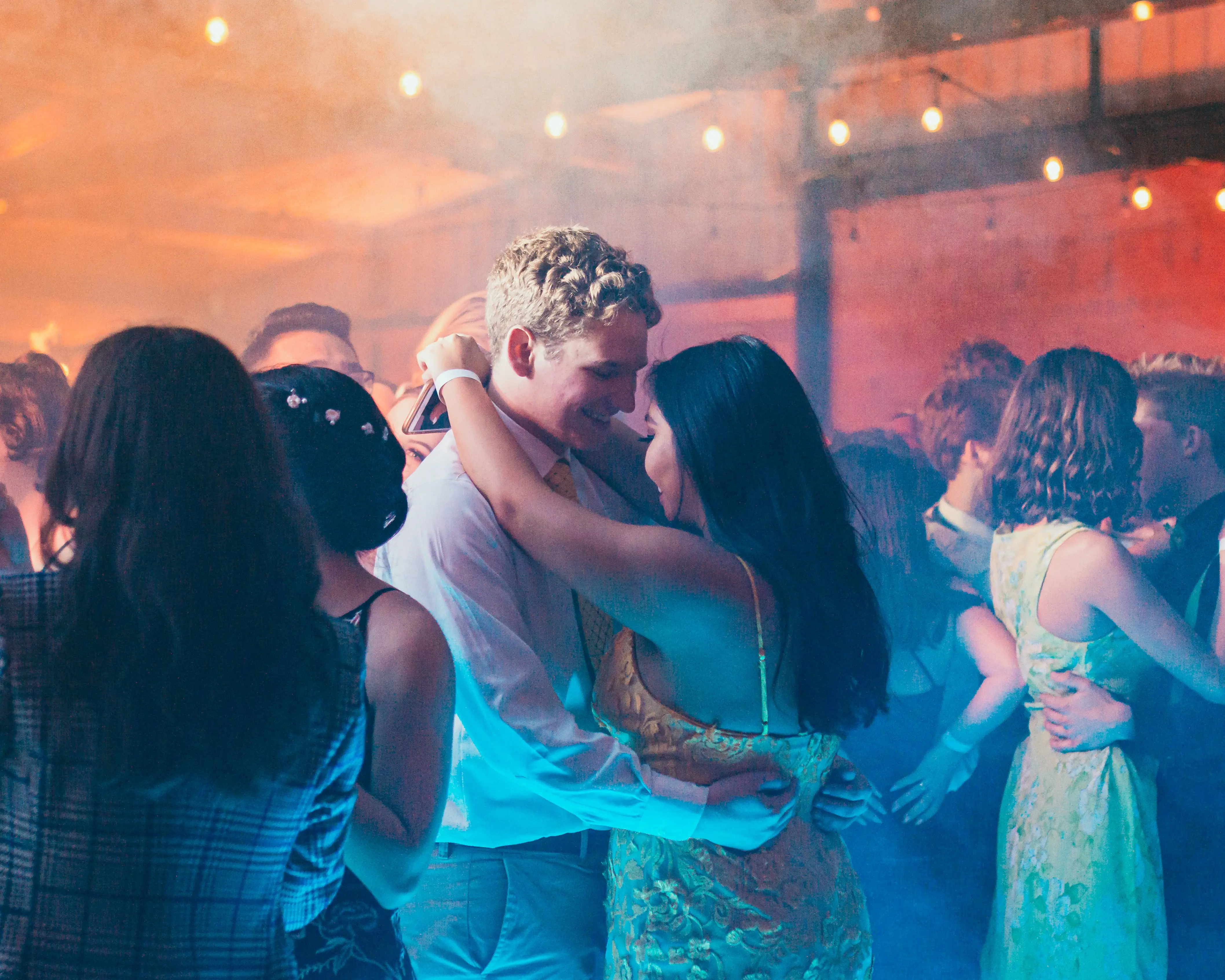 Photo Numérique de paysage intitulée "Dansons ensemble" par Nathalie Mota, capturant l'ambiance d'un mariage en 2020.